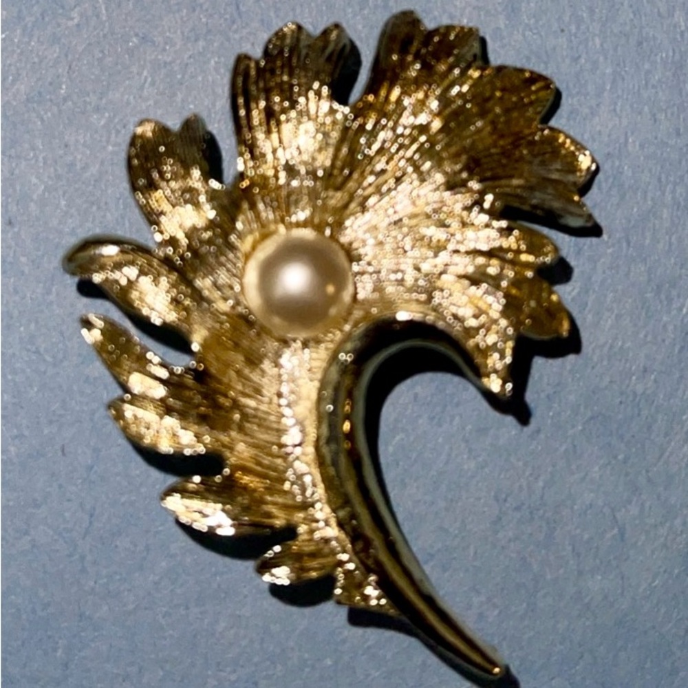 Statement Pin Brooch Gold Tone Textured Leaf Imitation Pearl Drop Vintage